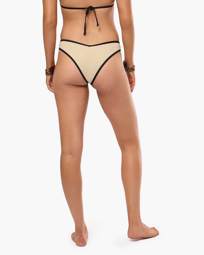 Delilah Bottom